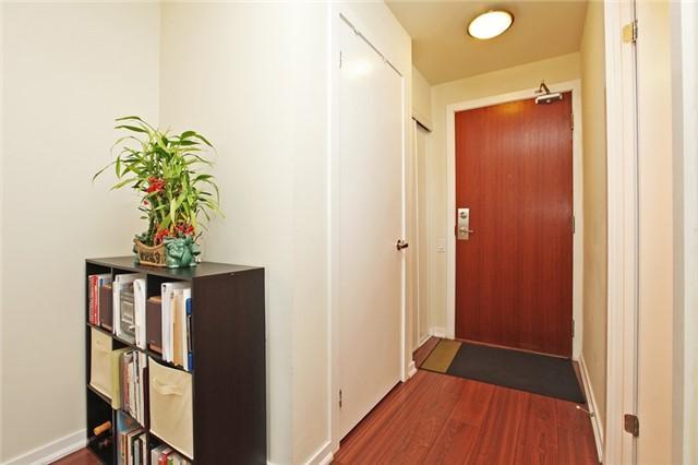 909 - 30 Canterbury Pl, Condo with 1 bedrooms, 1 bathrooms and 1 parking in North York ON | Image 2