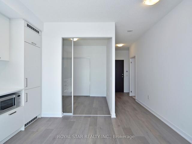 909 - 10 Honeycrisp Cres, Condo with 2 bedrooms, 2 bathrooms and 1 parking in Vaughan ON | Image 9