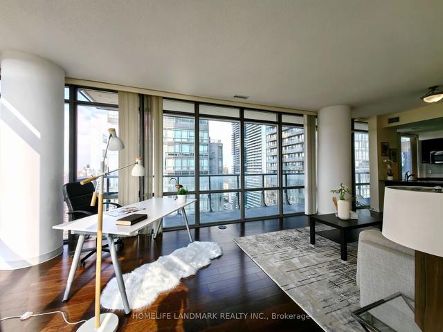 3105 - 832 Bay St, Condo with 2 bedrooms, 2 bathrooms and 1 parking in Toronto ON | Image 4