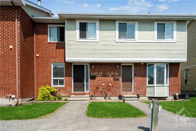 909 Cookshire Cres, Townhouse with 3 bedrooms, 2 bathrooms and 2 parking in Orléans ON | Image 1