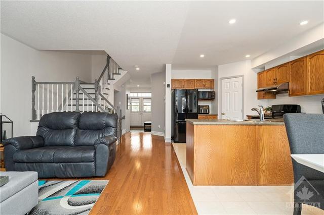 1778 Jersey St, Townhouse with 3 bedrooms, 2 bathrooms and 3 parking in Ottawa ON | Image 7