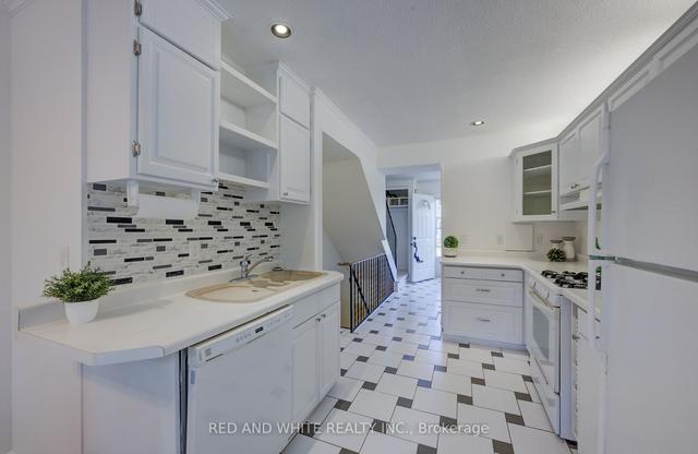 10 - 121 University Ave E, Townhouse with 5 bedrooms, 10 bathrooms and 2 parking in Waterloo ON | Image 2