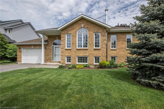 886 Irving Crt, House detached with 4 bedrooms, 2 bathrooms and 4 parking in Kingston ON | Image 2
