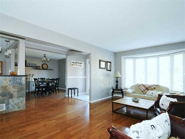 885 Vicki Dr, House detached with 3 bedrooms, 2 bathrooms and 2 parking in Pickering ON | Image 4