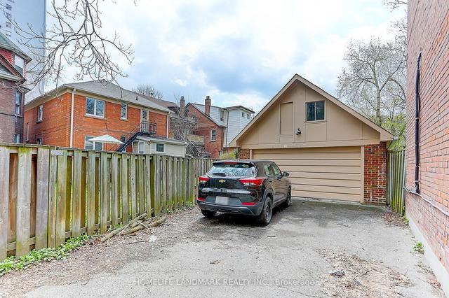 MAIN - 114 Walmer Rd, House detached with 8 bedrooms, 3 bathrooms and 5 parking in Toronto ON | Image 17