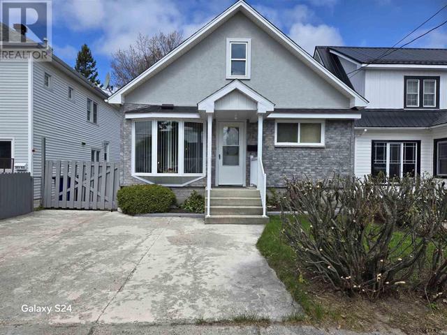 323 Patricia Blvd, House detached with 2 bedrooms, 2 bathrooms and null parking in Timmins ON | Image 1