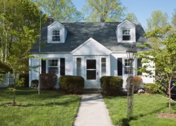 A pretty house and yard